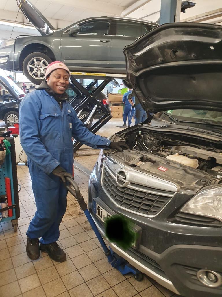 Efe Osas in der Autowerkstatt